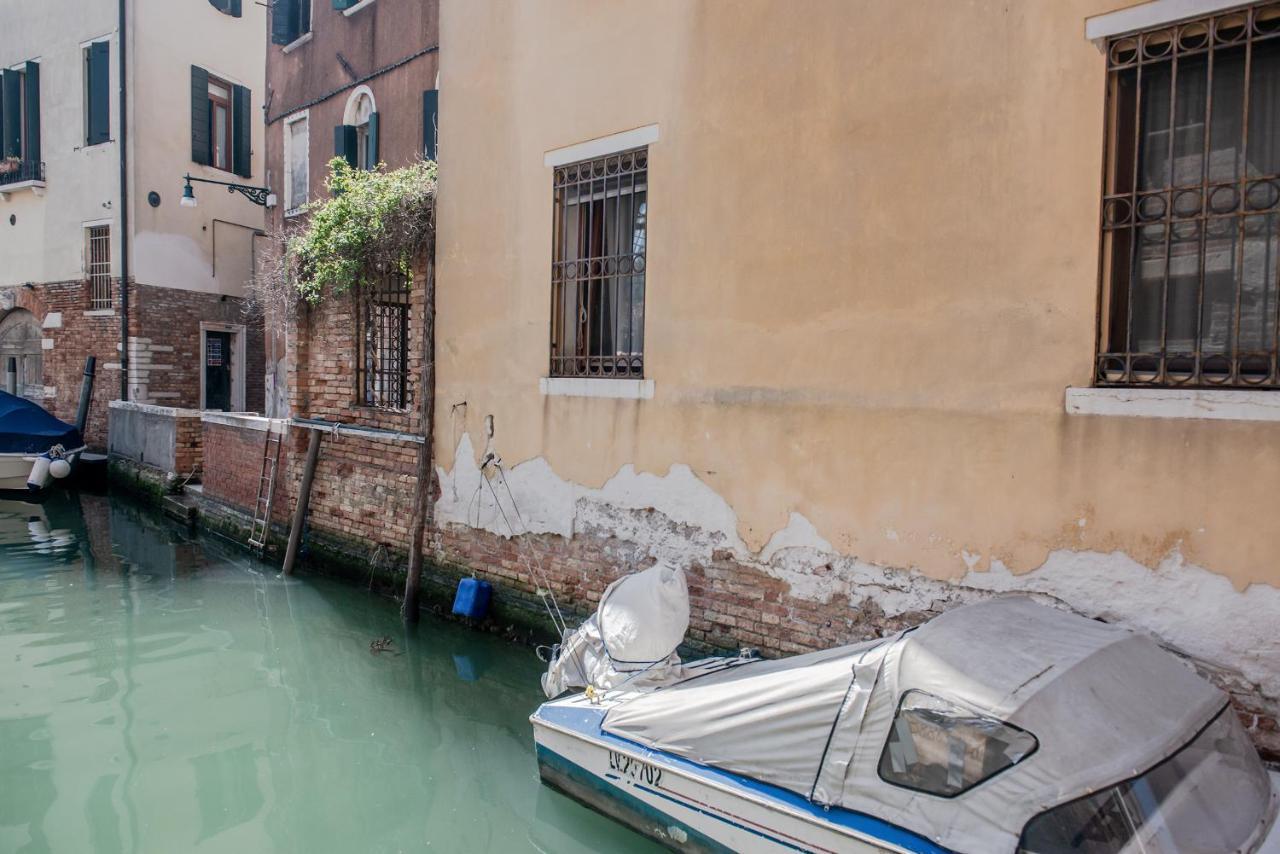 Gondola Rosa, Incantevole Vista Sul Canale Venetië Buitenkant foto