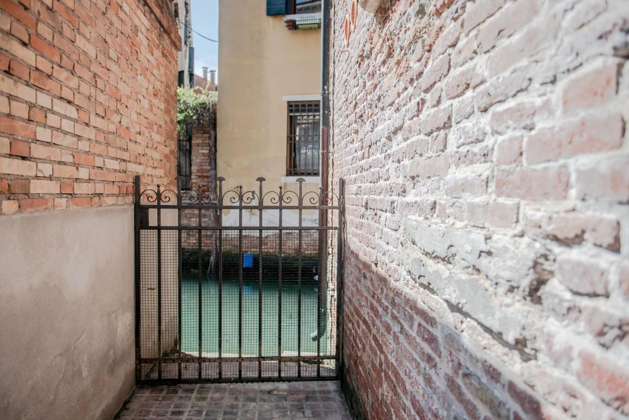 Gondola Rosa, Incantevole Vista Sul Canale Venetië Buitenkant foto