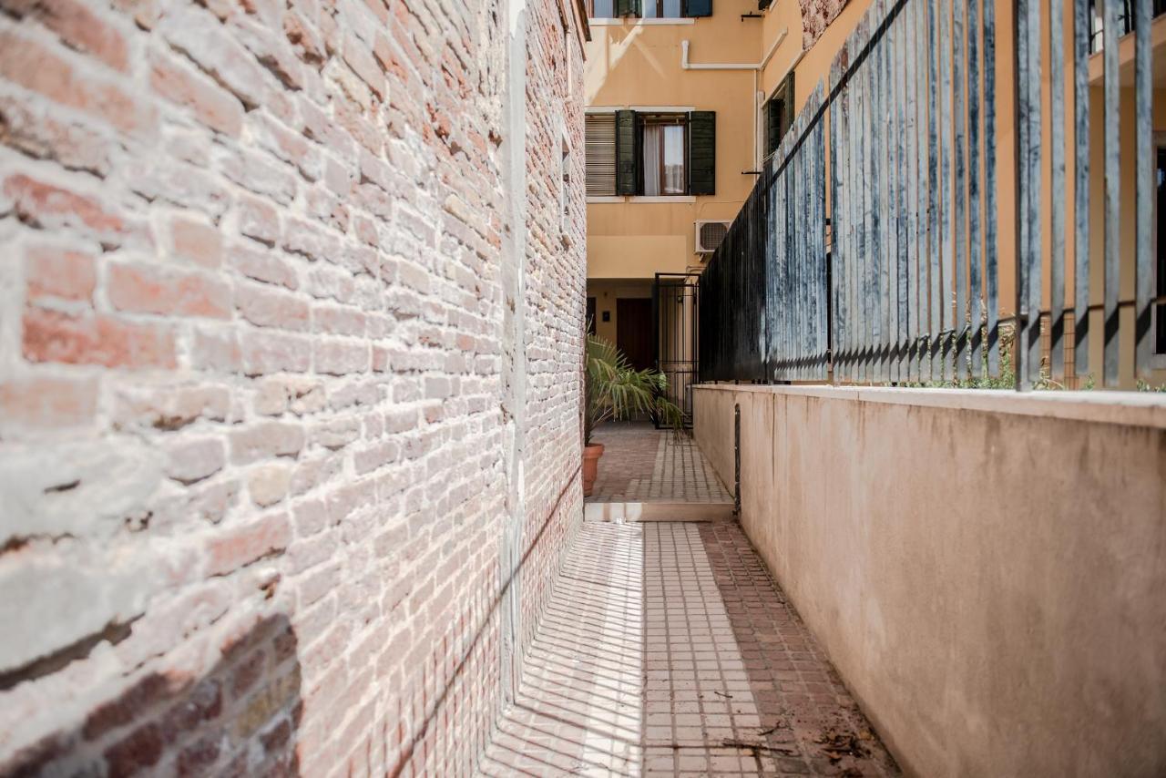 Gondola Rosa, Incantevole Vista Sul Canale Venetië Buitenkant foto